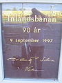 Gedenktafel am Bahnhof Östersund Central mit den Unterschriften von König Carl XVI. Gustaf, Königin Silvia und Kronprinzessin Victoria von Schweden