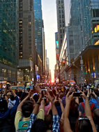 Manhattanhenge in der 42nd Street am 12. Juli 2016