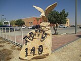 Eine Skulptur der 140. Staffel „Golden Eagle“ an einem Parkplatz der Nevatim Airbase