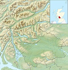 Mapa konturowa hrabstwa Stirling, w centrum znajduje się owalna plamka nieco zaostrzona i wystająca na lewo w swoim dolnym rogu z opisem „Loch Achray”