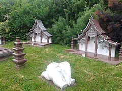 Tombes asiatiques du Cimetière Parisien.