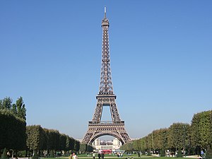 Eiffelturm vom Champ de Mars aus gesehen