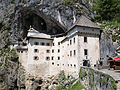 Le château de Predjama, de style Renaissance, construit à flanc de falaise (XIIIe siècle, Slovénie).