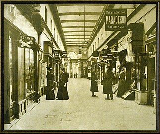 Le passage de l’ancienne « maison de Paris » à Budapest vers 1900, avant sa démolition.