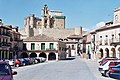 Plaza mayor et château.