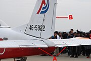 航空自衛隊のT-7初等練習機の尾翼。Aが昇降舵のトリム・タブ、Bが方向舵のトリム・タブ。