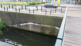 Brug 703 met kenmerkend hekwerk langs de Cornelis Lelylaan (juni 2018)