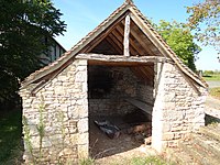 Un petit bâtiment bas abritant un four banal avec son fournil sur le devant, ce four est en activité