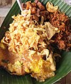 Pecel di Blitar dengan nasi, lauk telur, tahu, serta rempeyek, dan serundeng.