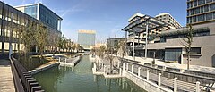 Im Hintergrund das Konferenzzentrum der ShanghaiTech Universität, welches auch ein 5-Sterne Hotel und eine Schwimmhalle beherbergen wird.