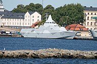 A corveta da Classe Visby HMS Nyköping, atracada no porto de Karlskrona