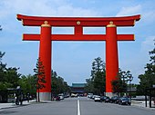 Hizen tarzı bir torii örneği.