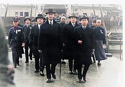 photo d'un groupe d'hommes en extérieur.