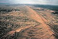 Les monts MacDonnell (orientés est-ouest) coupant la ville d'Alice Springs et la trouée de Heavitree - vue de l'ouest, le nord est à gauche