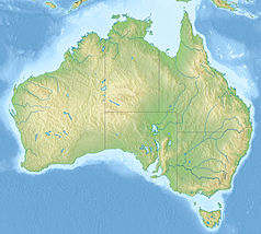 Mapa konturowa Australii, na dole znajduje się czarny trójkącik z opisem „Mount McDonnell”