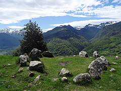 Photo d'un rond de pierre avec vue sur des montagnes.