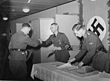 «Reichskommissar Terboven utdeler medaljer til medarbeidere i Reichskommissariatet 2. feb. 1942» Foto: NTB / Riksarkivet