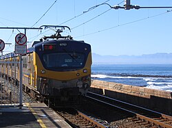 Kalk Bay állomás egy villamos motorvonattal Fokvárosban