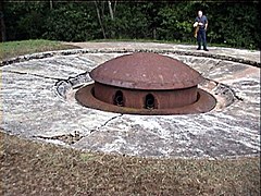 Tourelle pour deux lance-bombes de 135 mm en position batterie.