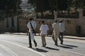 Colons israéliens armés patrouillant dans la rue Al-Shuhada en 2010.