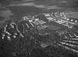 Flygfoto av Nordsjö, 1968. I mitten Gjutängsplanens idrottsanläggning, till vänster dammen Kangaslampi, nere till vänster Nordsjö vattentorn.