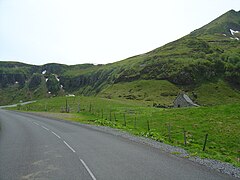 Buron du col d'Eylac à droite, sur le versant Est du col.