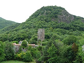 The tower of the castle of the Counts of Comminges dominates the village of Fronsac