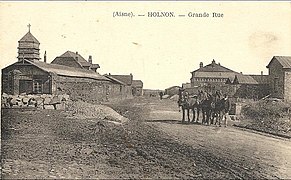 Le village en reconstruction en 1920 avec l'église provisoire.