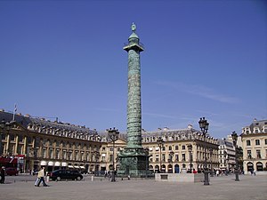 Plaza Vendôme, París. Anque l'apertura de l'avenida central dexa una gran perspeutiva, ye una plaza zarrada coles sos cornières. La columna central (Columna Vendôme) asonsaña la Columna Trajana. El so material provién de los cañones prindaos por Napoleón, a quien honra. Foi baltada mientres la Comuña de París (1870), sucesu del que foi responsabilizáu Courbet.