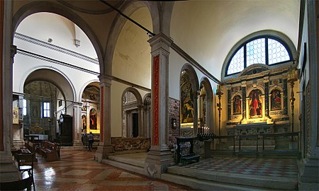 Scorcio delle cappelle laterali e absidali di destra