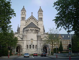 Sint-Jan-Berchmanskerk gezien vanop de Sint-Michielslaan