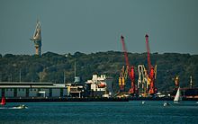 RoRo-Terminal mit den beiden Liebherr-Kranen. Im Hintergrund der Hügelzug Bluff mit dem Millennium Tower.