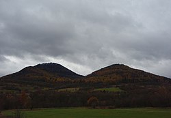 Doupovské hory z Miřetic: Lestkov, Mravenčák, Černý vrch