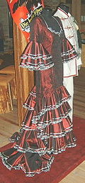 Operettenkostüme für die Operette Die Fledermaus. Ballkleid und Uniform