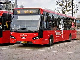 {Een bus van Syntus Twente in de rode huisstijl van Twents.