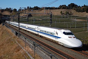 Shinkansen der Baureihe 700 auf dem Tōkaidō-Shinkansen, zwischen Shizuoka und Kakegawa