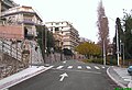 L'avenue des Arènes partie inférieure. Adroite, carrefour pour descendre vers la vallée du Paillon. Quartier de Cimiez, direction N.