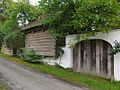 Boerderij langs heuvel in Újezdec