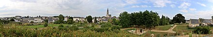 Vue panoramique sur le bourg, l'église, et les nouveaux quartier.