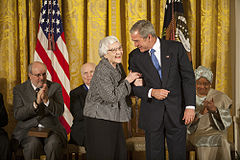 Harper Lee tilldelas Frihetsmedaljen av George W. Bush i Vita huset 2007.