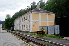 Nádražní budova v Oloví, ze které dispečer PDV railway diriguje trať Sokolov–Kraslice