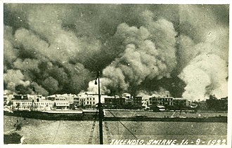 photographie sépia : un port surmonté d'énormes nuages de fumée