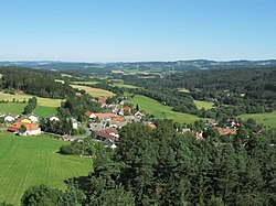 Pohled na Hoslovice z místní rozhledny