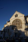 Vue en couleur du pignon d'une église se détachant sur un ciel bleu intense.