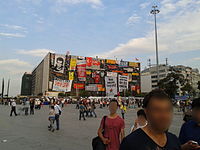 7 juin, vue sur les posters géants qui recouvrent le centre culturel Atatürk sur la place Taksim.