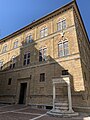 Il pozzo posto davanti a Palazzo Piccolomini