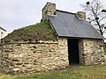 Dépendance d'une habitation dans le bourg de Lanouée.