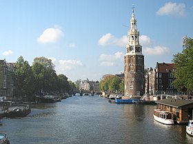 Vue de la Montelbaanstoren sur l'Oudeschans.