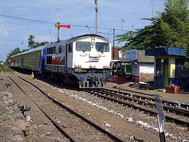 Kereta api Probowangi saat memasuki Stasiun Singojuruh, 2013