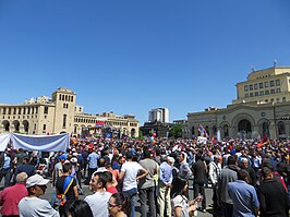 Verzameling op Het Plein van de Republiek in Jerevan voor een regelmatige toespraak van Pashinyan